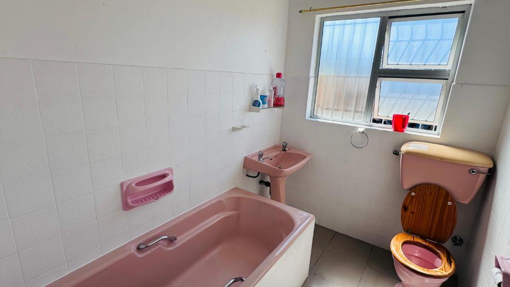 Leisure Lodges Family Room Parow - Tap to explore photos