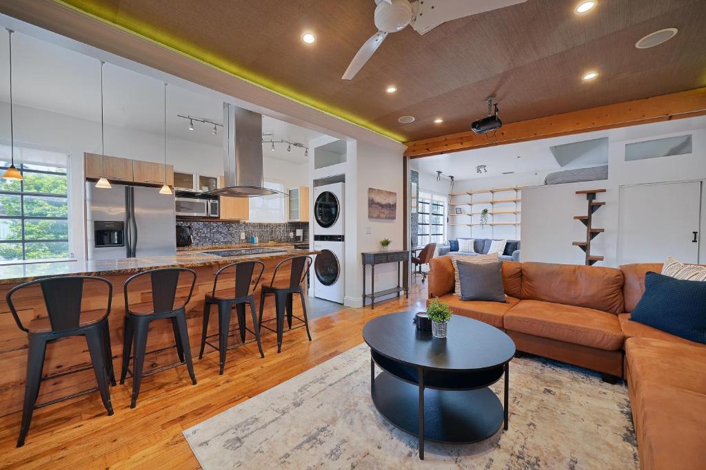 Big Beautiful South Beach Loft Sleeps 8 Near Ocean image