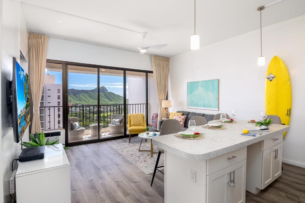 Gorgeous Oean View Penthouse at Waikiki with Parking image