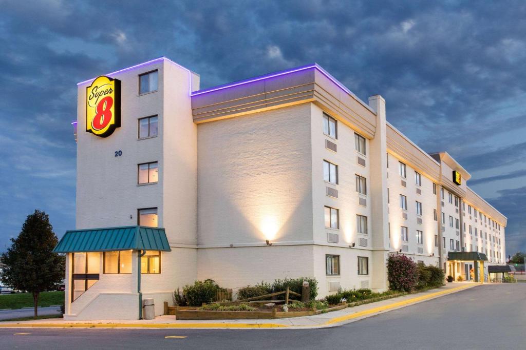 Super 8 by Wyndham Frederick image