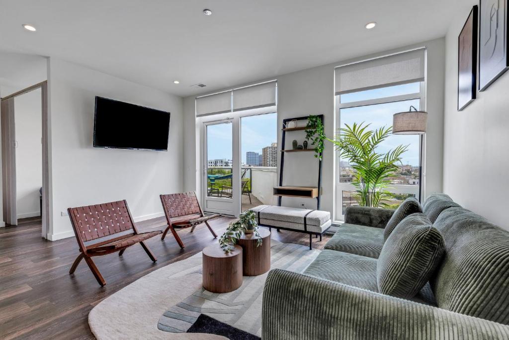 Luxurious 3BD Penthouse l Private Patio l Gym l Stunning Rooftop image