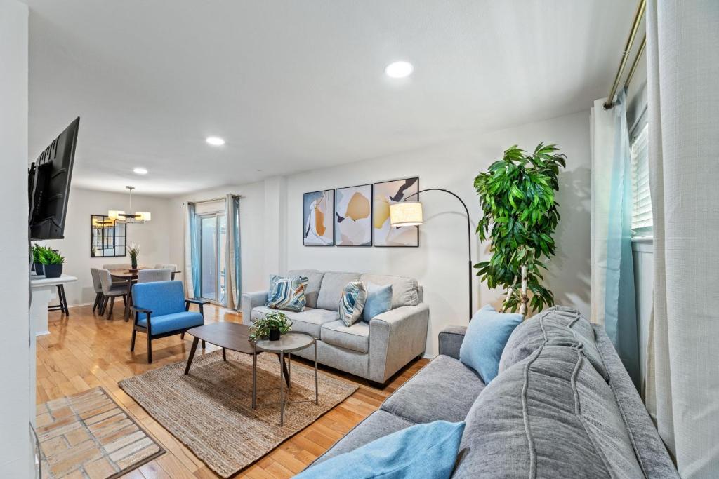The Cozy Cove l Luxurious 2BD Condo l Amazing Location l Parking l image