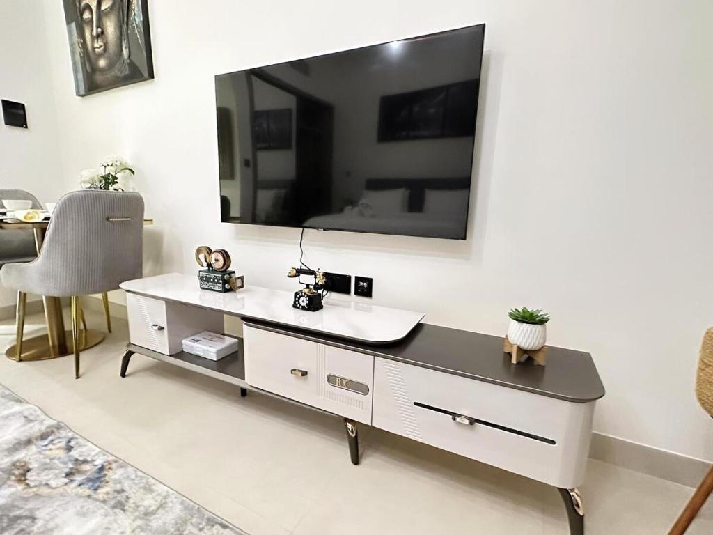 Binghatti canal suites smart home by kings holiday photo 4