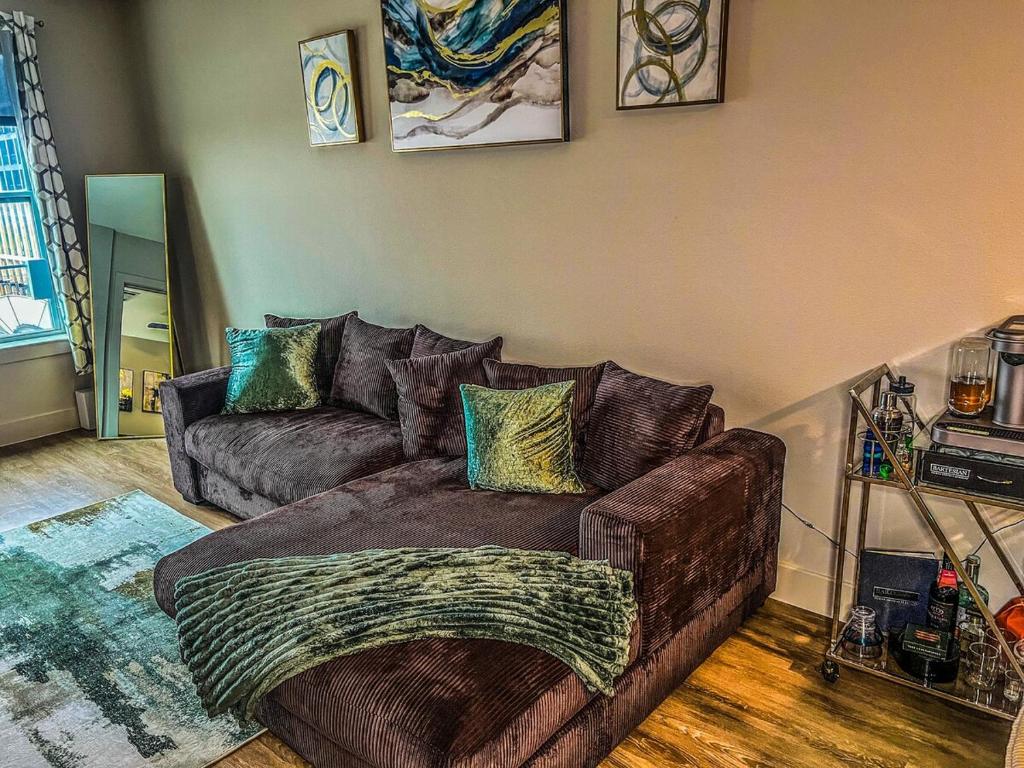 Cozy, chic deep Ellum apartment! image