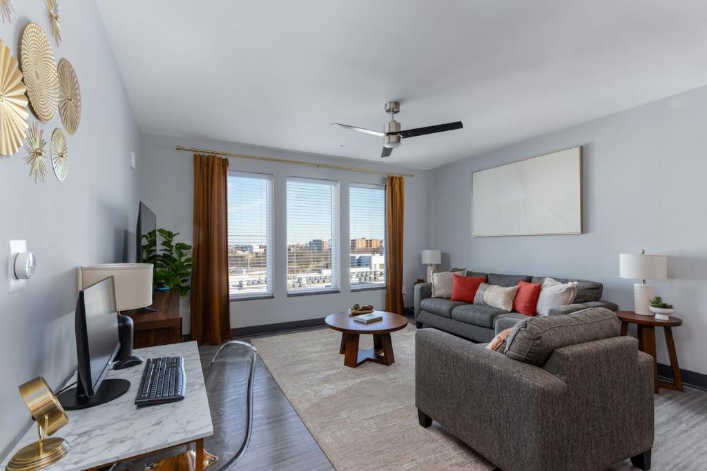 Sky Lux Near Downtown 2b 2bath FREE parking Nashville's image
