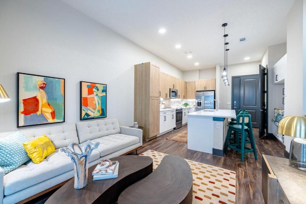 Luxury 2BR with Pool & Gym Access Austin image