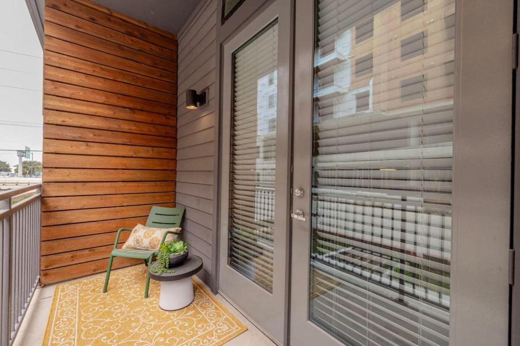 Stylish 2BR with Pool, Gym & Views Austin image