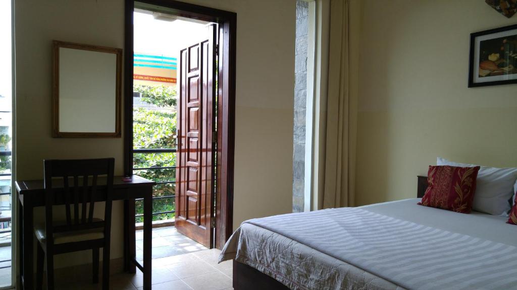 Двухместный (Двухместный номер Делюкс с 1 кроватью и балконом), Minh Chau Hotel