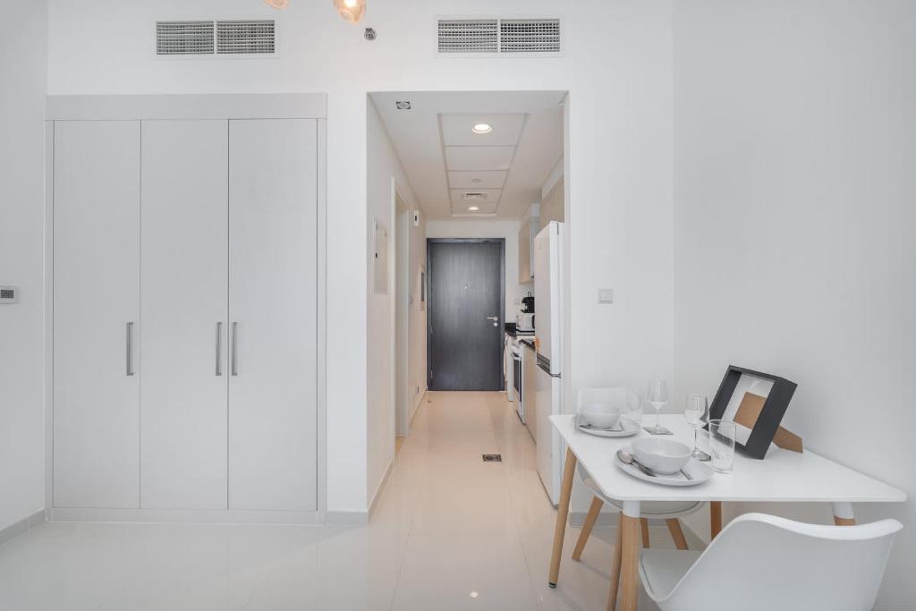 Majestic Studio in Damac Carson C photo 2