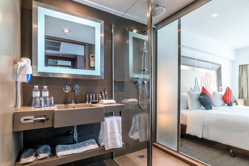 Двухместный (Улучшенный двухместный номер с 1 кроватью), Отель Novotel Bangkok Fenix Silom