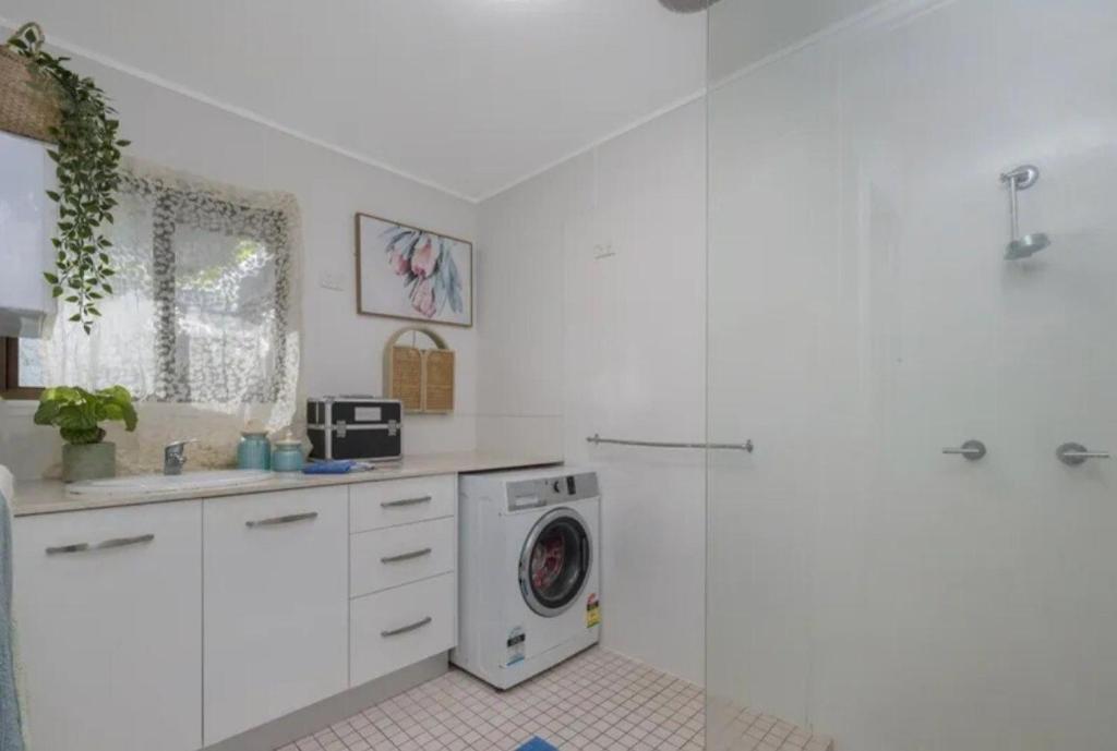 Large Family home in paradise! 1x 3 Bed house and 1x 2 Bed house only 1 Booking at any time photo 3