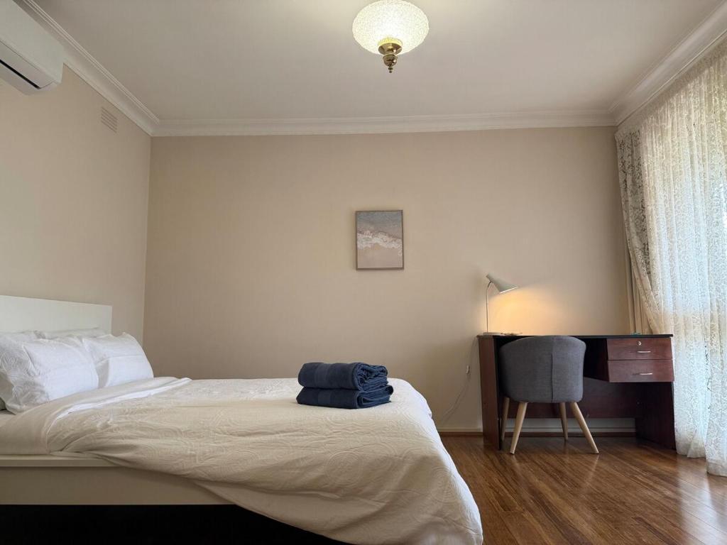 homey space Spacious Four-Bedroom, Free Parking, Family Preferred photo 3