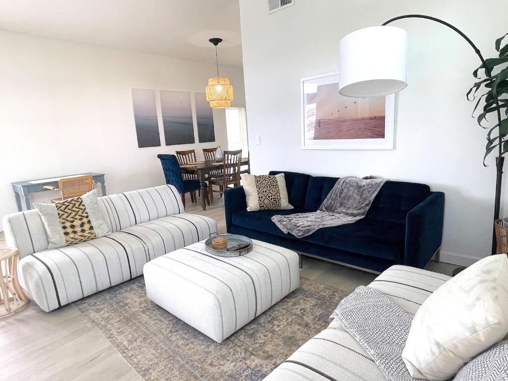 Luxe 2-BR with King suite, rooftop, steps from beach image