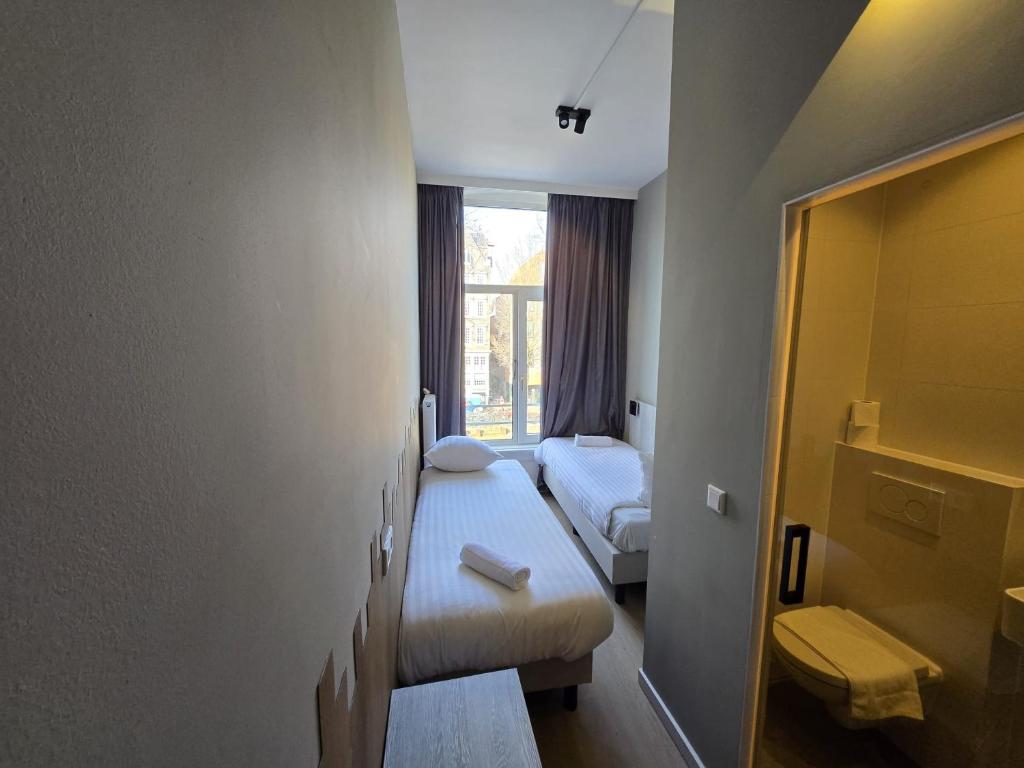 The Crown Hotel Room Type - Twin Canal View with Private Bathroom