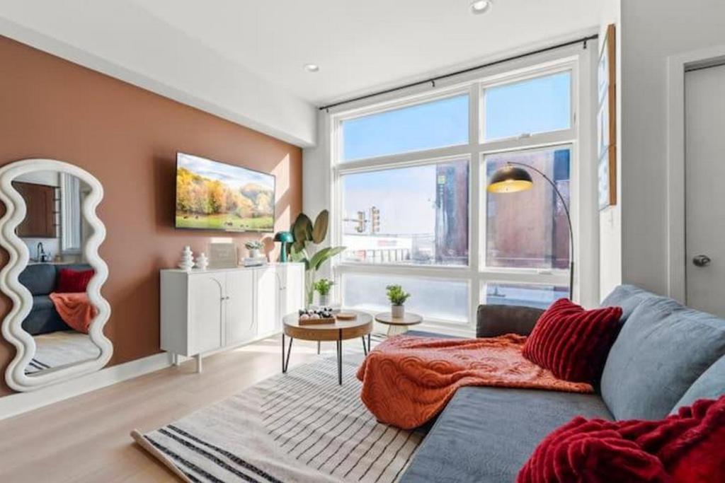 1BR Near Metro - Walk to Met & Food - Free Parking image