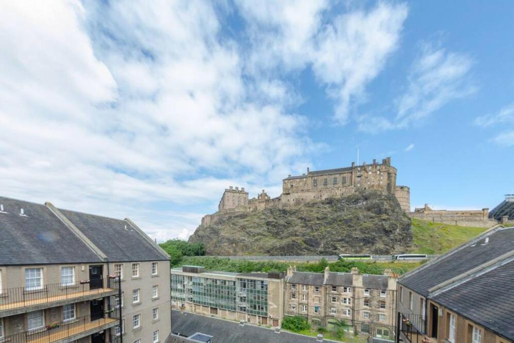 JOIVY Warm & Welcoming Flat near Edinburgh Castle - Tap to explore photos