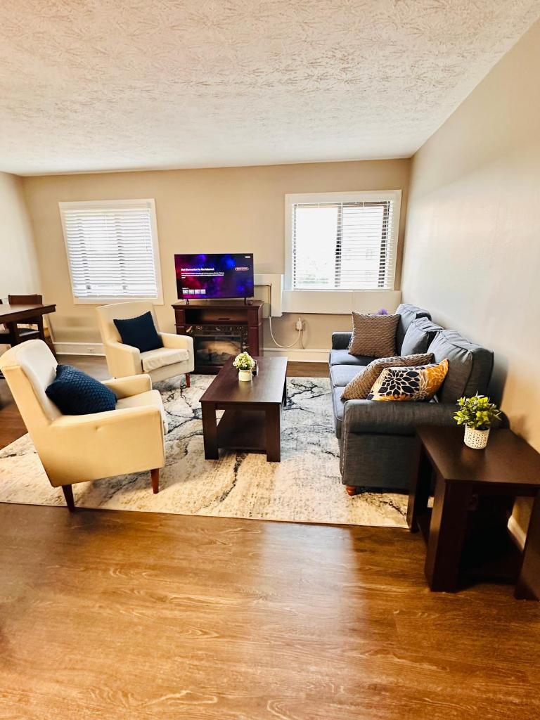 2 Bedroom Apartment on third Floor with Elevator Access 7 mins to IU Health Methodist- 3 mins to Riley Children Hospital and VA Hospital-4 mins to Eskenazi- Free onsite Parking image