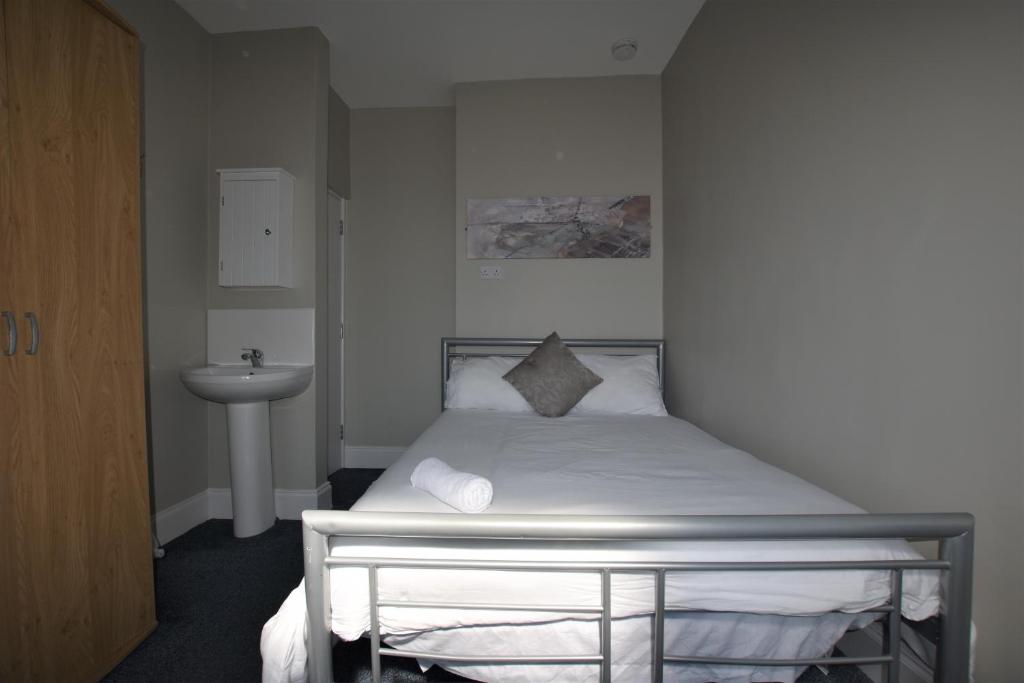 Dwell Living Central 5 BD, Sleeps 10 - Tap to explore photos