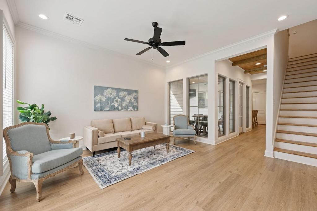 NEW Lafayette House KING Beds Garage Patio Luxury image
