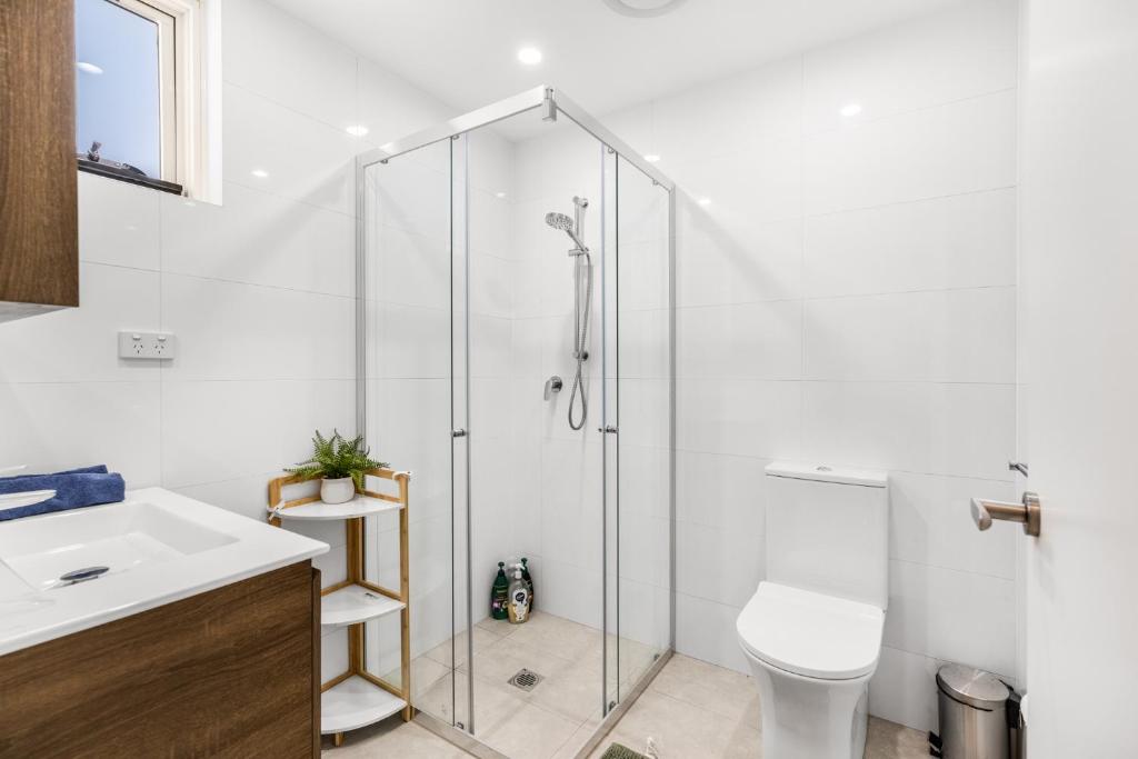Cozy, morden and independent studio in city with private kitchen & bathroom