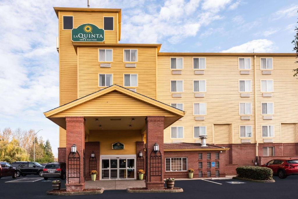 La Quinta Inn & Suites by Wyndham Portland Airport image