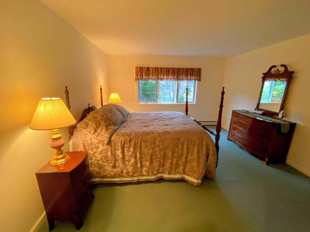F9 Fairway Village home on the Mt Washington golf course - in the heart of Bretton Woods, Memphremagog