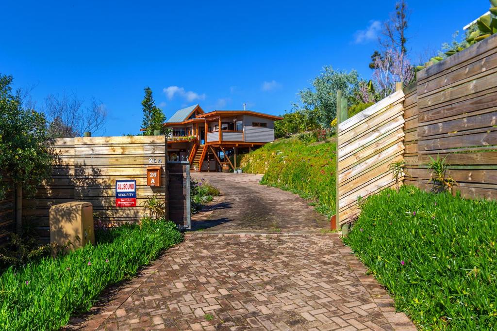 Valley view studio - Relaxing in Paradise, Knysna in wooden self-catering studio with SOLAR