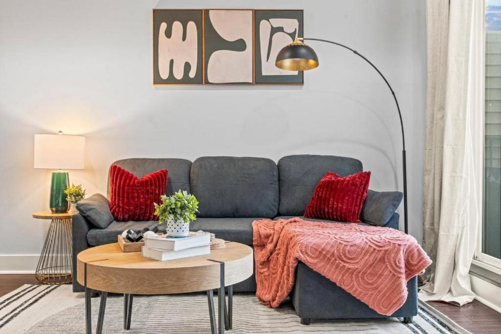 3BR Near Metro - Walk to Met - Free Parking - Terrace - 8 pp image