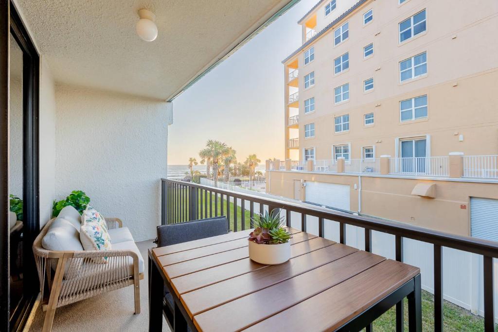 Ocean Pool view I Beach front I Near Flagler 2BR image