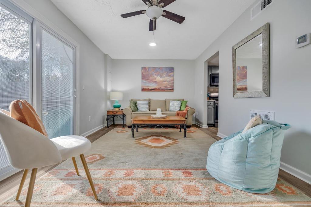 KING bed - Fireplace - Backyard - Wi-fi - Parking! image