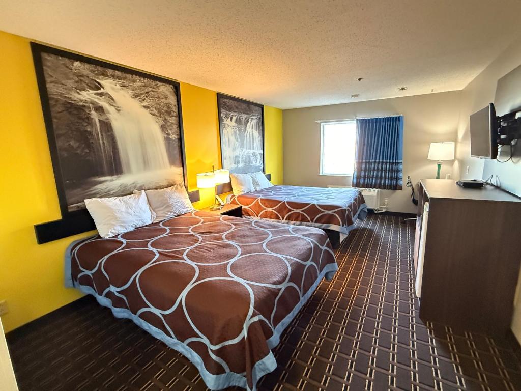 Super 8 by Wyndham Reedsburg image