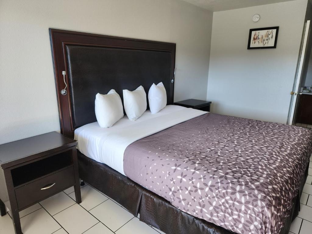 Pacific Inn image