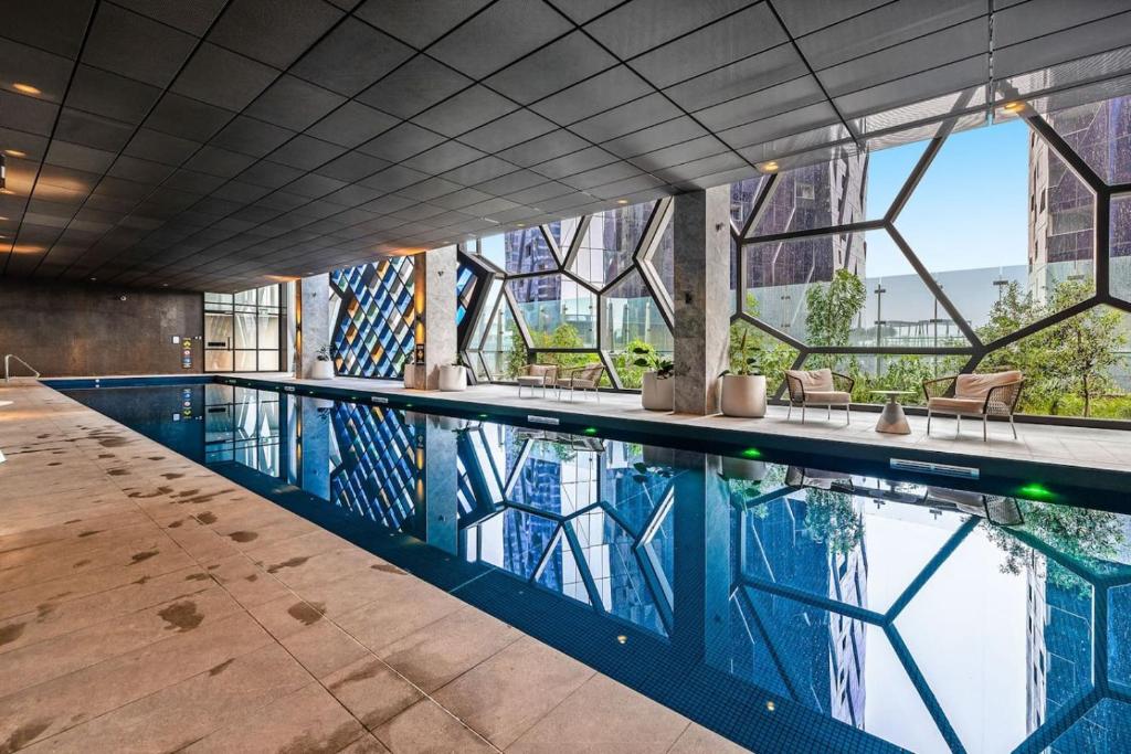 Elegant 2 Bed CBD Heated Pool Gym Sauna Balcony photo 4