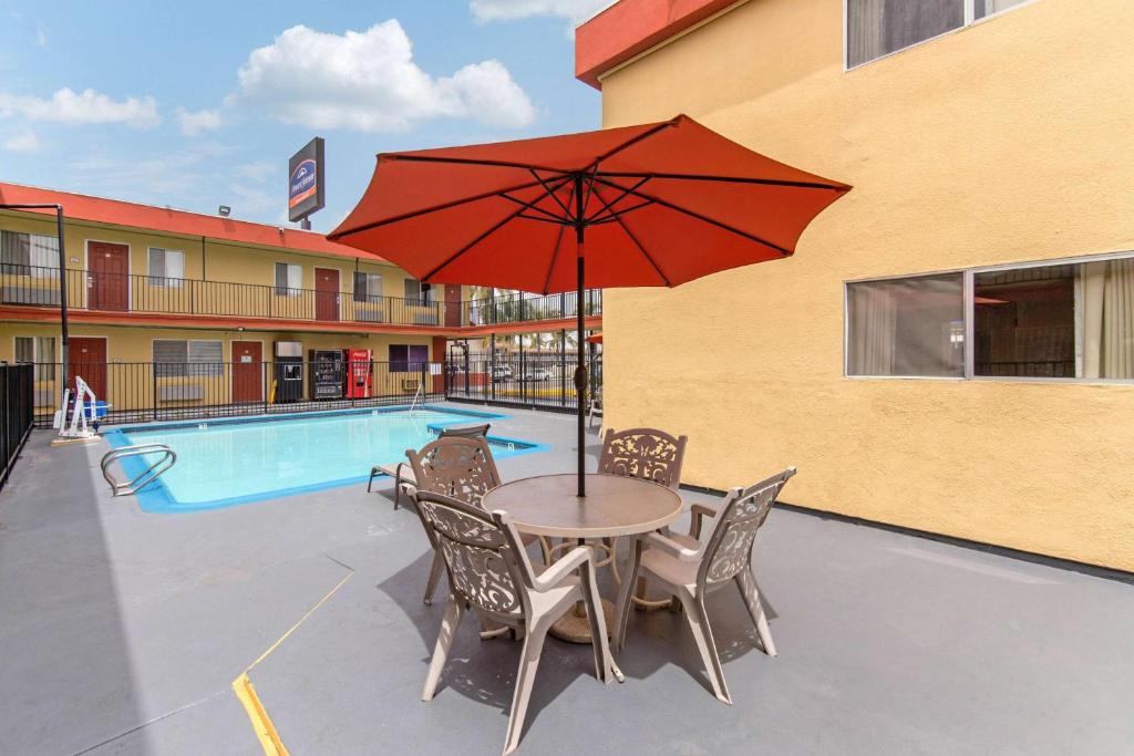Howard Johnson Suites by Wyndham San Diego Chula Vista/BayFt image