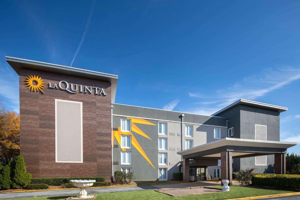 La Quinta Inn & Suites by Wyndham Atlanta Airport South image