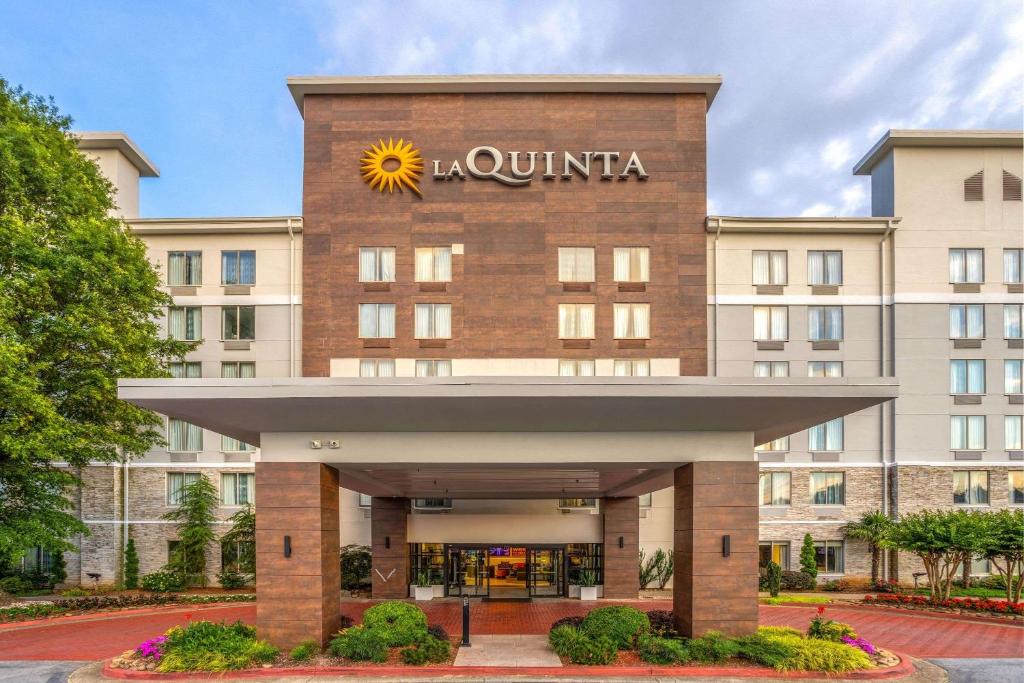 La Quinta Inn & Suites by Wyndham Atlanta Airport North image