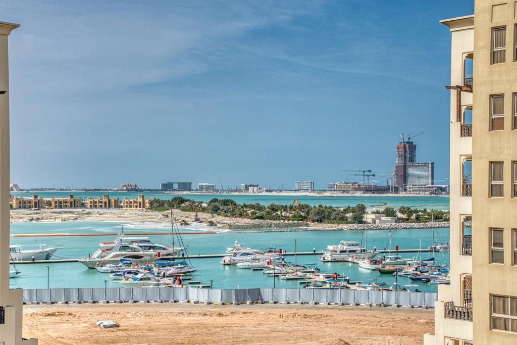 Luxury Studio with Marina View Al Hamra Village photo 2