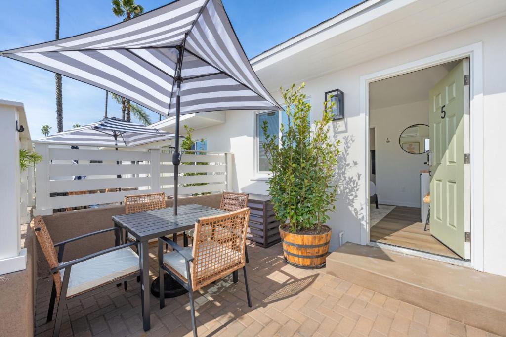 South O Bungalow 5 - Deluxe Queen Studio + Patio image