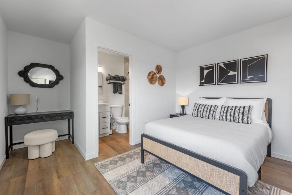 South O Bungalow 8 - Deluxe Work and Stay Queen Studio + Patio image