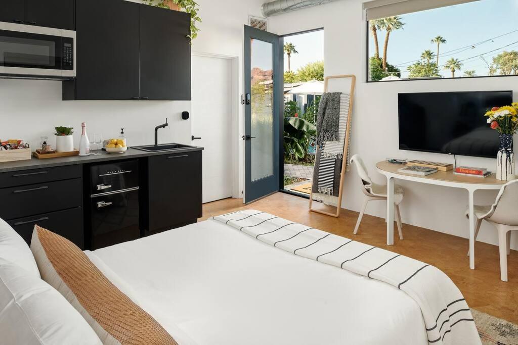 Lux Studio with Pool Hot Tub Cold Plunge Oasis -E image
