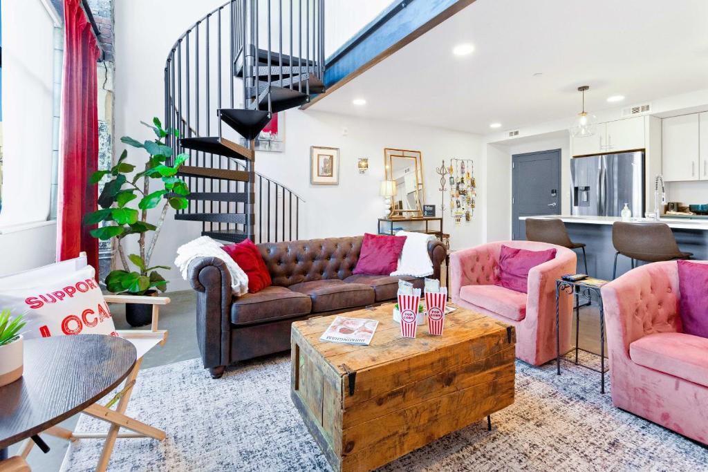 Theatre Retreat 2 Bedroom Loft - 1 Blk from Theatres image