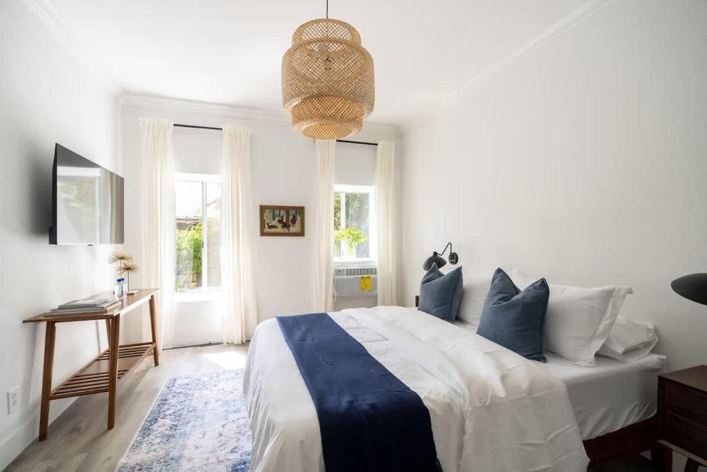 Studio Hideaway in Beachwood image