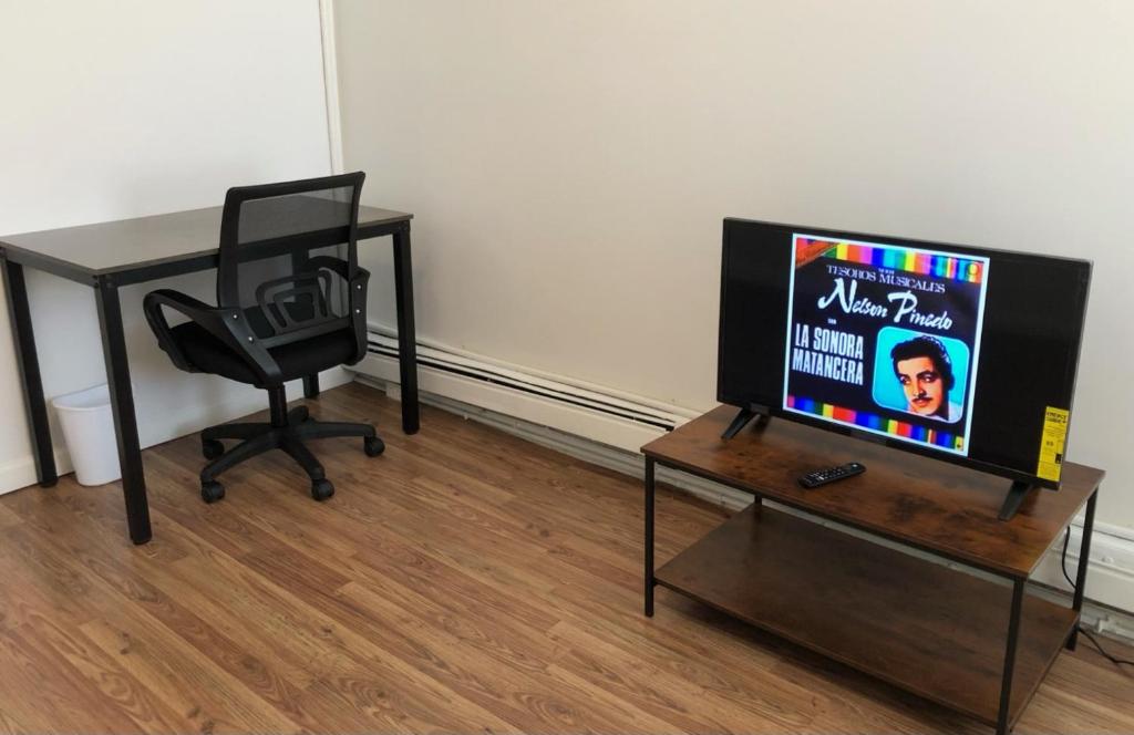 Private one-bedroom one-bathroom apartment with private street entrance in convenient area image
