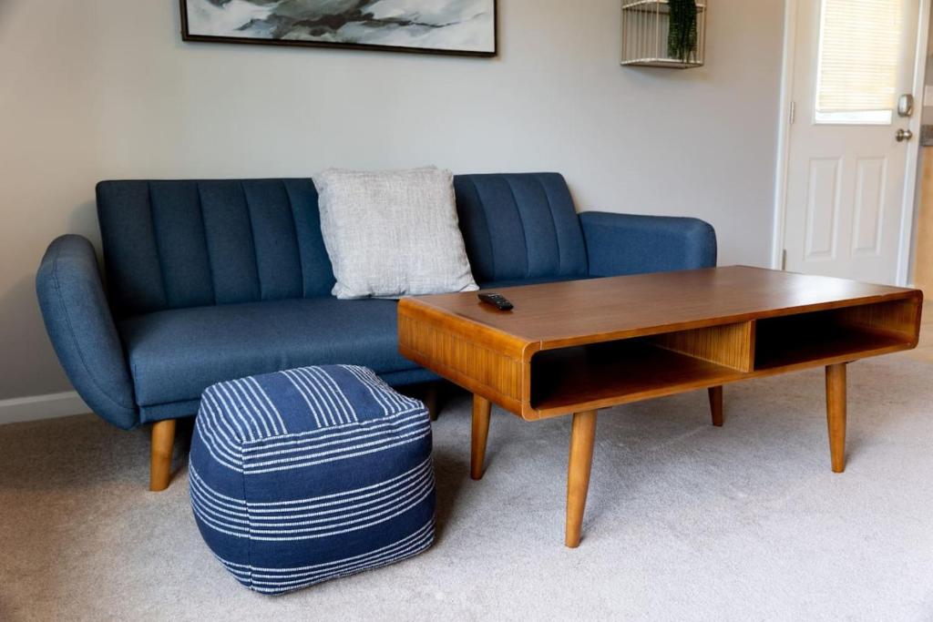 2 Beautiful 1 BR Apartment - Central CT image