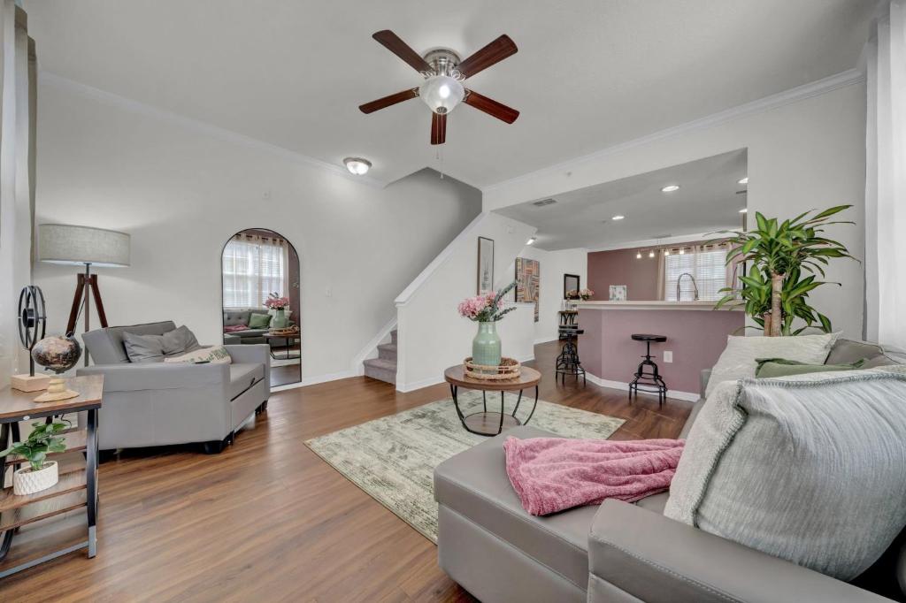 Oasis 2br2ba- Minutes To Airport & Westchase #8 image