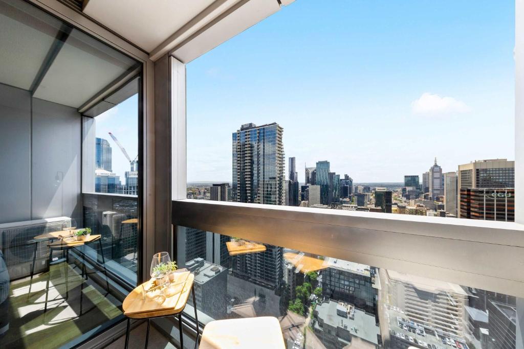 Cozy 2BR Apt Steps from Southern Cross City Views photo 4