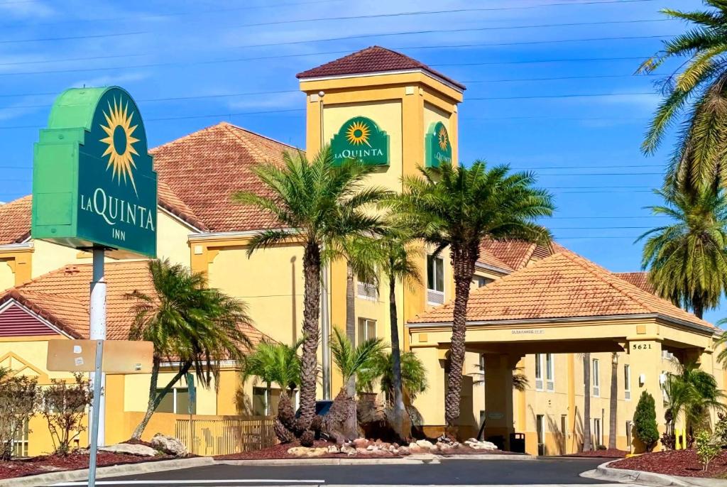 La Quinta Inn & Suites by Wyndham Orlando Universal area image