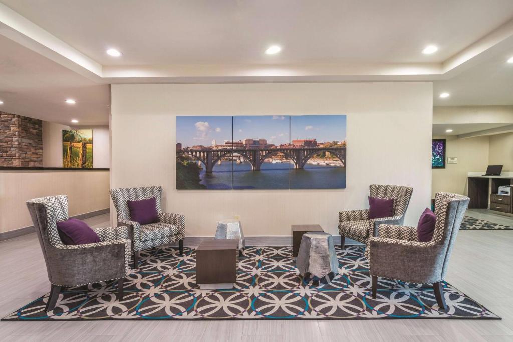 La Quinta Inn & Suites by Wyndham Loudon image