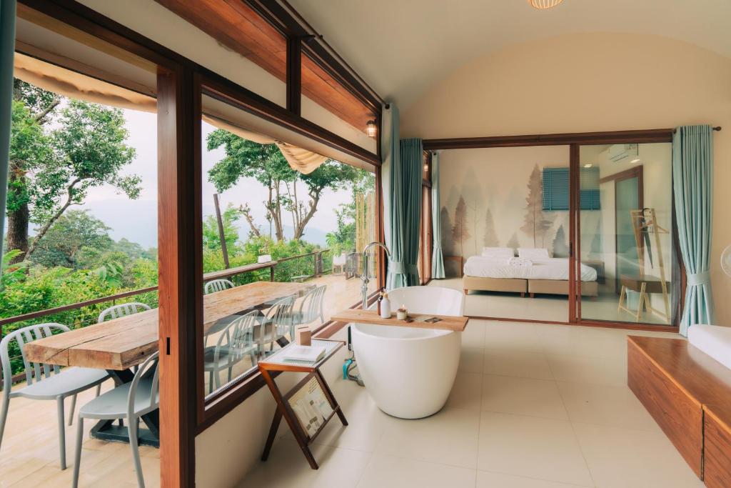 Baan Nhuer Mek บ้านเหนือเมฆ Coffee and Desk on the Cloud Room Type - Superior Quadruple Room