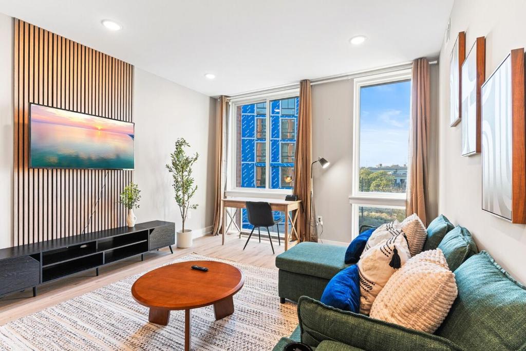 Modern 1BR with King Bed W,D Rooftop 10 mins to CC! image